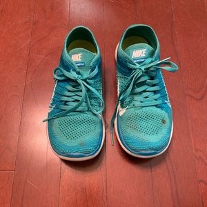 Turquoise Nike flyknit